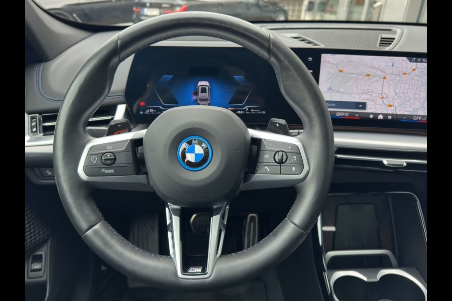 BMW X1 xDrive30e M-SPORT PRO ** LED, M-SPORTST, PANORAMA, TREKH, 20-inch LMV, HuD, ACC ** 1e EIG - ZEER EXCL ** ** INFORMEER OOK NAAR ONZE AANTREKKELIJKE FINANCIAL-LEASE TARIEVEN **