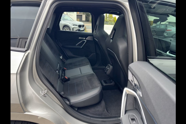 BMW X1 xDrive30e M-SPORT PRO ** LED, M-SPORTST, PANORAMA, TREKH, 20-inch LMV, HuD, ACC ** 1e EIG - ZEER EXCL ** ** INFORMEER OOK NAAR ONZE AANTREKKELIJKE FINANCIAL-LEASE TARIEVEN **