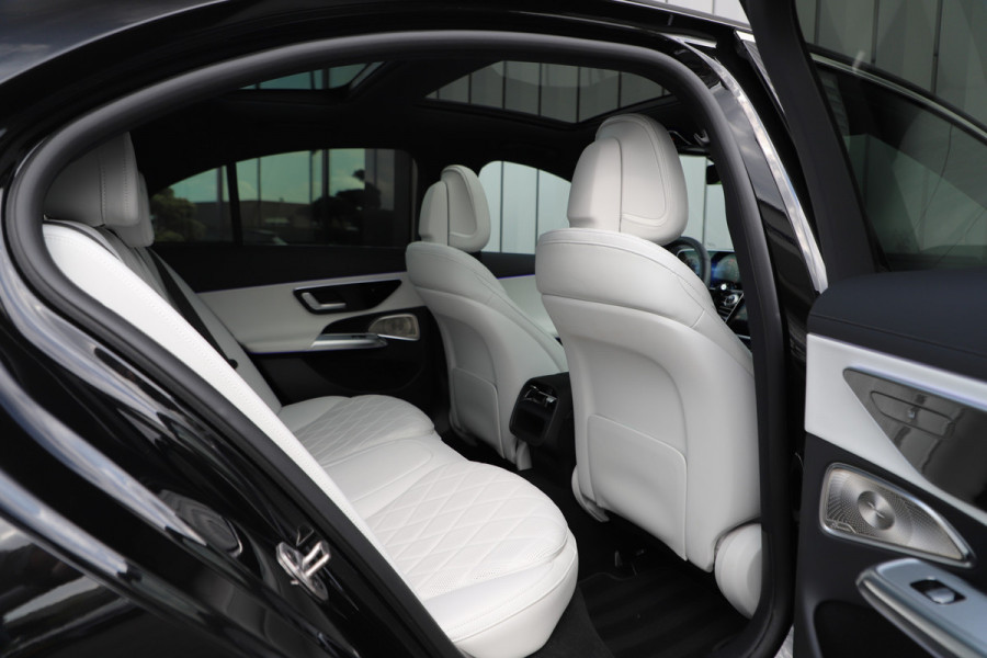 Mercedes-Benz E-Klasse 300e Exclusive line | 313PK | Massage | Luchtvering | Achterasbesturing | Burmester 4D | Leder exclusief | Digital-light | Distr