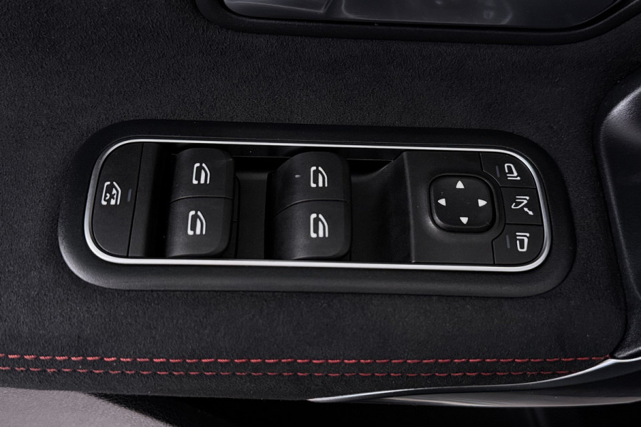 Mercedes-Benz A-Klasse 180 Business Solution AMG (PANORAMADAK, STOELVERWARMING, PDC, CAMERA, NAVIGATIE)