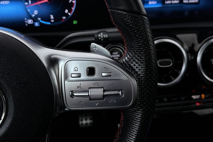 Mercedes-Benz A-Klasse 180 Business Solution AMG (PANORAMADAK, STOELVERWARMING, PDC, CAMERA, NAVIGATIE)