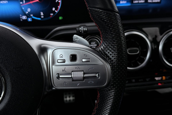 Mercedes-Benz A-Klasse 180 Business Solution AMG (PANORAMADAK, STOELVERWARMING, PDC, CAMERA, NAVIGATIE)