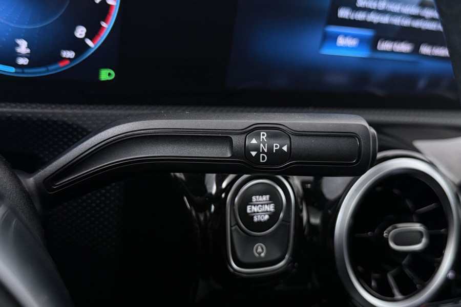 Mercedes-Benz A-Klasse 180 Business Solution AMG (PANORAMADAK, STOELVERWARMING, PDC, CAMERA, NAVIGATIE)