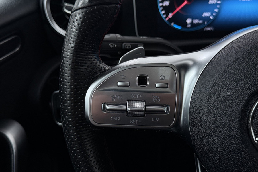 Mercedes-Benz A-Klasse 180 Business Solution AMG (PANORAMADAK, STOELVERWARMING, PDC, CAMERA, NAVIGATIE)