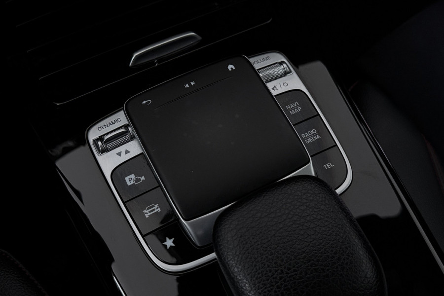 Mercedes-Benz A-Klasse 180 Business Solution AMG (PANORAMADAK, STOELVERWARMING, PDC, CAMERA, NAVIGATIE)