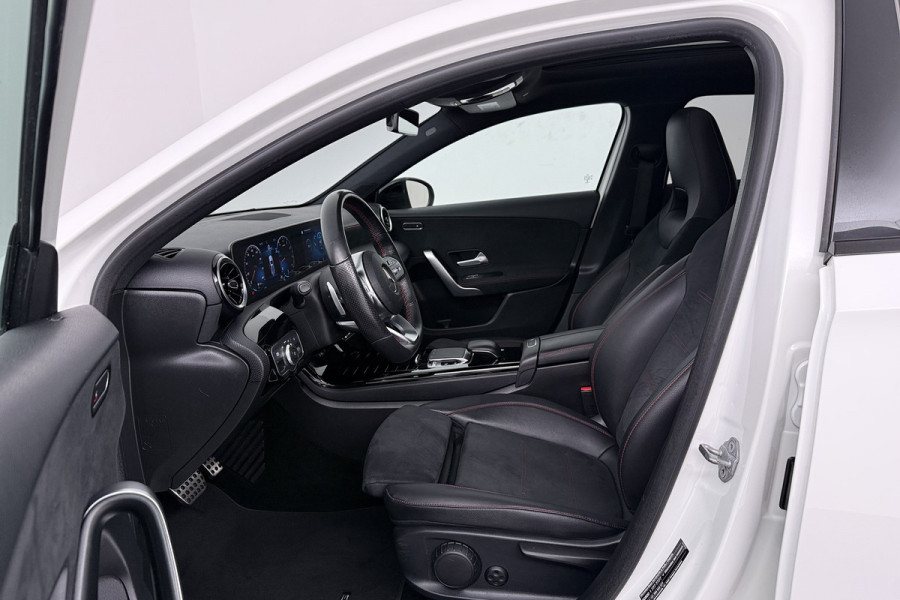 Mercedes-Benz A-Klasse 180 Business Solution AMG (PANORAMADAK, STOELVERWARMING, PDC, CAMERA, NAVIGATIE)