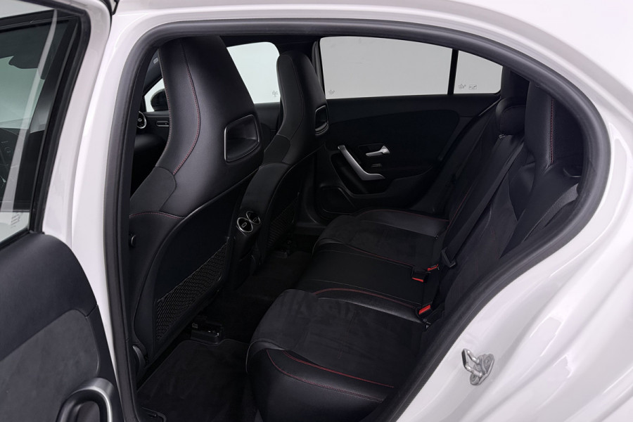 Mercedes-Benz A-Klasse 180 Business Solution AMG (PANORAMADAK, STOELVERWARMING, PDC, CAMERA, NAVIGATIE)