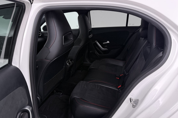 Mercedes-Benz A-Klasse 180 Business Solution AMG (PANORAMADAK, STOELVERWARMING, PDC, CAMERA, NAVIGATIE)