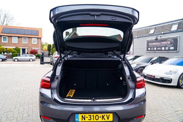 BMW X2 XDrive20i High Executive | Stoelverwarming | Panorama | Head Up Display | M Sport onderstel | M Sport pakket