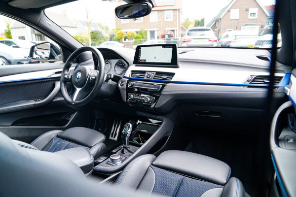 BMW X2 XDrive20i High Executive | Stoelverwarming | Panorama | Head Up Display | M Sport onderstel | M Sport pakket
