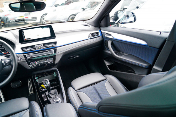BMW X2 XDrive20i High Executive | Stoelverwarming | Panorama | Head Up Display | M Sport onderstel | M Sport pakket