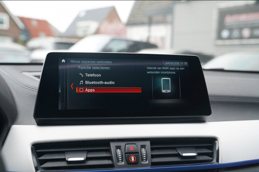 BMW X2 XDrive20i High Executive | Stoelverwarming | Panorama | Head Up Display | M Sport onderstel | M Sport pakket