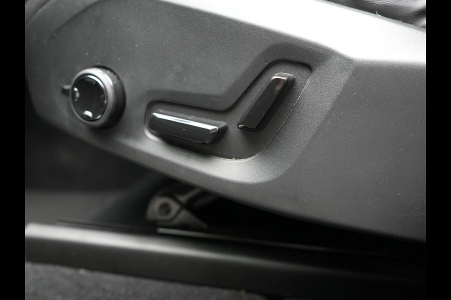 Volvo XC60 T8 AWD Plus Dark LONG RANGE PHEV 456pk Dealer O.H | Panodak | 360 Camera | Adaptive Cruise | Head Up | Adaptieve Full LED Koplampen |  Sportstoelen Memory & Verwarmd | Google Assistant | Apple Carplay | Keyless | Navigatie | Virtual | DAB |  Plug In Hybrid |