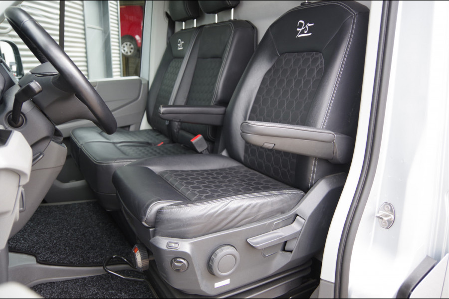 Volkswagen Crafter 35 2.0 TDI L3H3 75 EDITION 177PK AUT. LED, LEDER, TREKHAAK, ERGO ACTIVE GEVEERDE STOEL, STUURVERWARMING, STOELVERWARMING, VOORRU