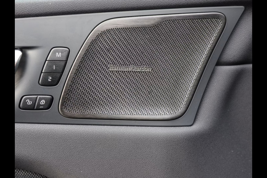 Volvo XC60 2.0 T8 Plug-in hybrid AWD Plus Bright (335kW/455PK) LUCHTV, PANO, TREKH, 21-inch LMV ** Ex VOLVO - 21k Onder NP ** ** INFORMEER OOK NAAR ONZE AANTREKKELIJKE FINANCIAL-LEASE TARIEVEN **