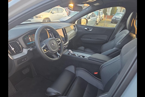 Volvo XC60 2.0 T8 Plug-in hybrid AWD Plus Dark (335kW/455PK) ** PANORAMA, ACC, VERW. ST, 21-inch LMV ** 1e EIG - UNFALLFREI ** ** INFORMEER OOK NAAR ONZE AANTREKKELIJKE FINANCIAL-LEASE TARIEVEN **