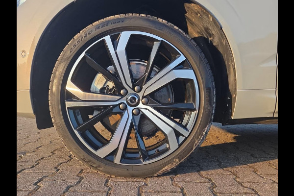 Volvo XC60 2.0 T8 Plug-in hybrid AWD Plus Dark (335kW/455PK) ** PANORAMA, ACC, VERW. ST, 21-inch LMV ** 1e EIG - UNFALLFREI ** ** INFORMEER OOK NAAR ONZE AANTREKKELIJKE FINANCIAL-LEASE TARIEVEN **