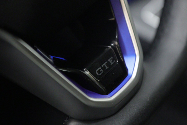 Volkswagen Golf 1.4 eHybrid GTE /PANO/HUD/IQLIGHT/CAM/CARPLAY/MEM/KEYLESS/VOL