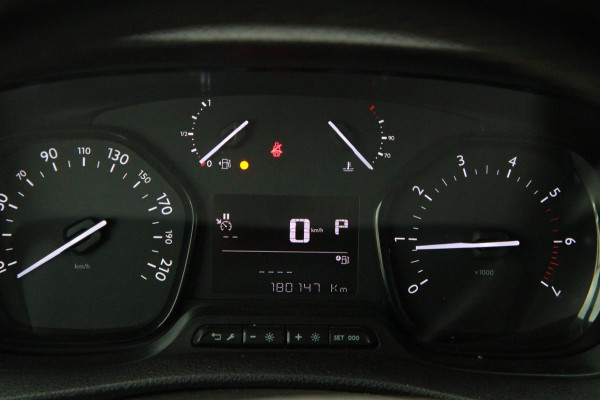 Toyota ProAce Worker 2.0 D-4D Black Line DC / 5 prs / Automaat / Trekhaak / Camera