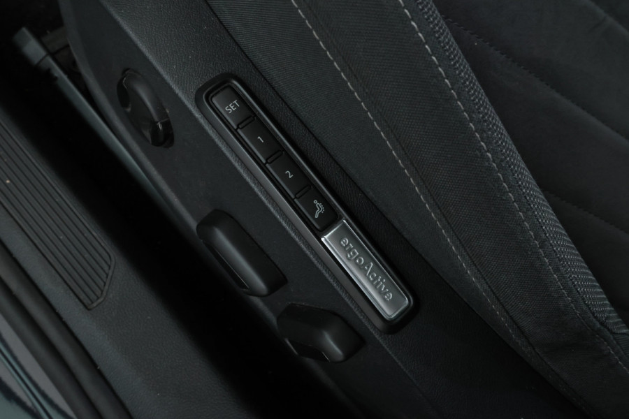 Volkswagen Golf 1.5 eTSI R-Line Panorama, Automaat, Stoel/stuurverwarming