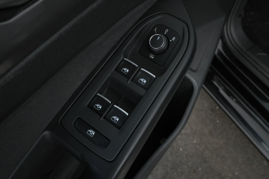 Volkswagen Golf 1.5 eTSI R-Line Panorama, Automaat, Stoel/stuurverwarming