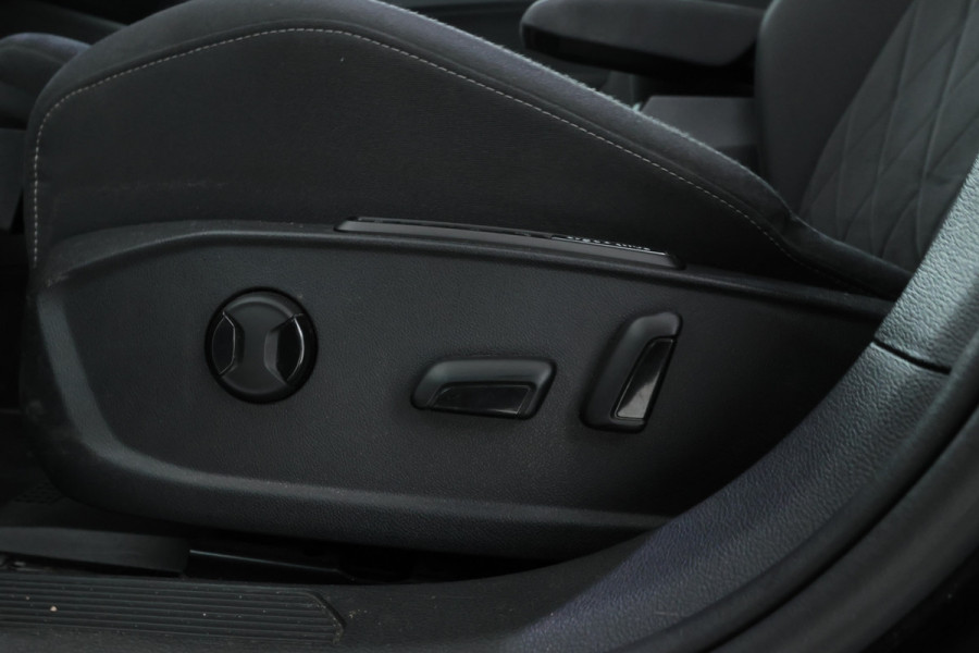 Volkswagen Golf 1.5 eTSI R-Line Panorama, Automaat, Stoel/stuurverwarming