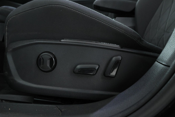 Volkswagen Golf 1.5 eTSI R-Line Panorama, Automaat, Stoel/stuurverwarming