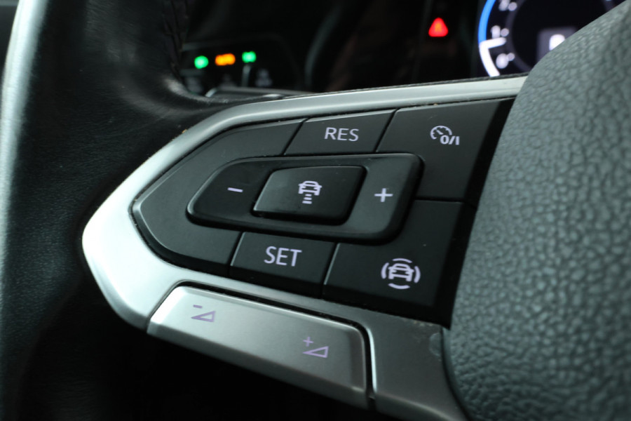 Volkswagen Golf 1.5 eTSI R-Line Panorama, Automaat, Stoel/stuurverwarming