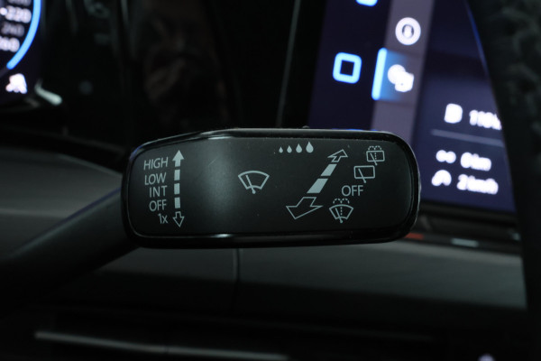 Volkswagen Golf 1.5 eTSI R-Line Panorama, Automaat, Stoel/stuurverwarming