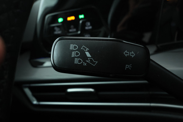 Volkswagen Golf 1.5 eTSI R-Line Panorama, Automaat, Stoel/stuurverwarming