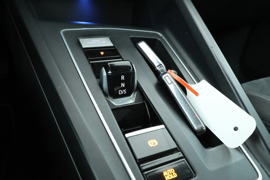 Volkswagen Golf 1.5 eTSI R-Line Panorama, Automaat, Stoel/stuurverwarming