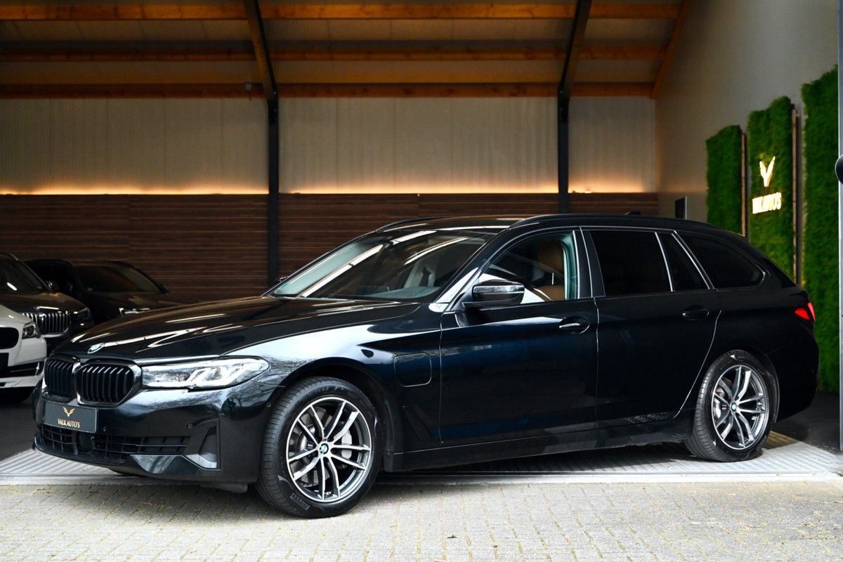 BMW 5 Serie Touring 530e xDrive High Executive - Active Cruise Control - Keyless Entry - Sfeerverlichting - Memory - HiFi -