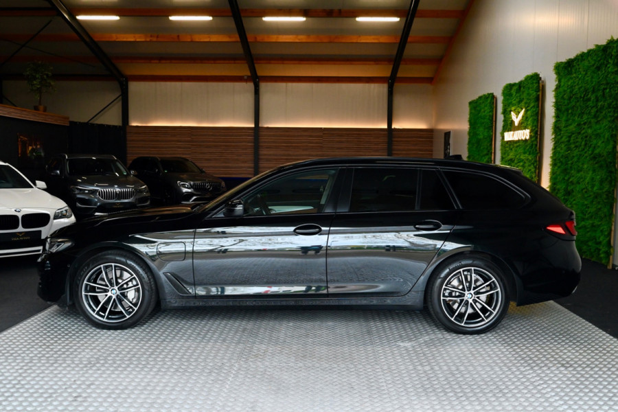 BMW 5 Serie Touring 530e xDrive High Executive - Active Cruise Control - Keyless Entry - Sfeerverlichting - Memory - HiFi -
