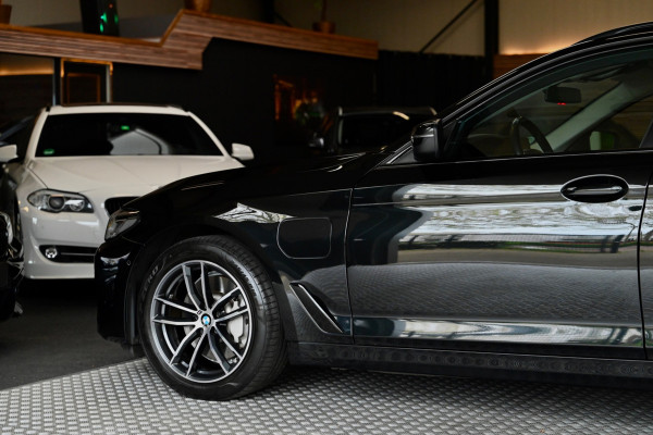 BMW 5 Serie Touring 530e xDrive High Executive - Active Cruise Control - Keyless Entry - Sfeerverlichting - Memory - HiFi -