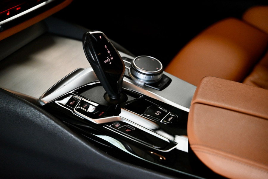 BMW 5 Serie Touring 530e xDrive High Executive - Active Cruise Control - Keyless Entry - Sfeerverlichting - Memory - HiFi -