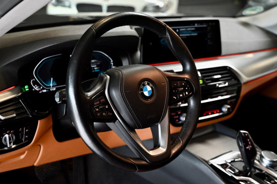 BMW 5 Serie Touring 530e xDrive High Executive - Active Cruise Control - Keyless Entry - Sfeerverlichting - Memory - HiFi -