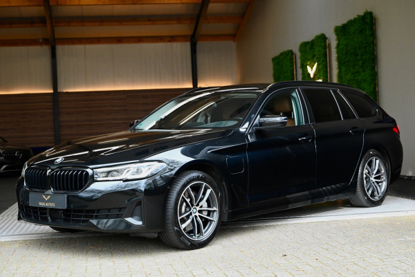 BMW 5 Serie Touring 530e xDrive High Executive - Active Cruise Control - Keyless Entry - Sfeerverlichting - Memory - HiFi -
