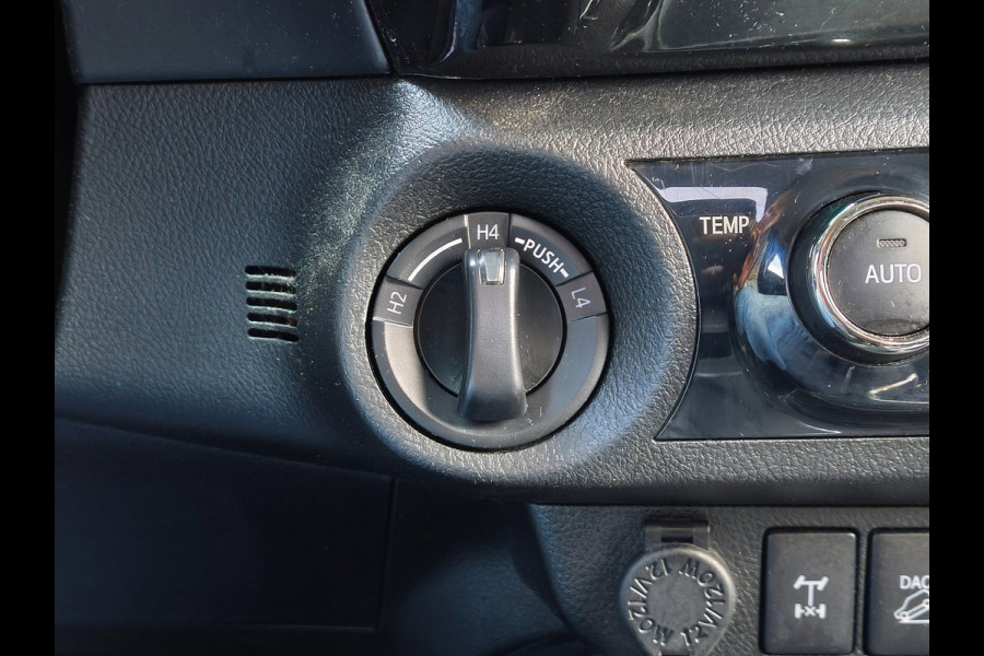 Toyota Hilux 2.4 D-4D-F DOUBLE CAB AUTOMAAT LEER 3200KG TREKHAAK CLIMATE CRUISE