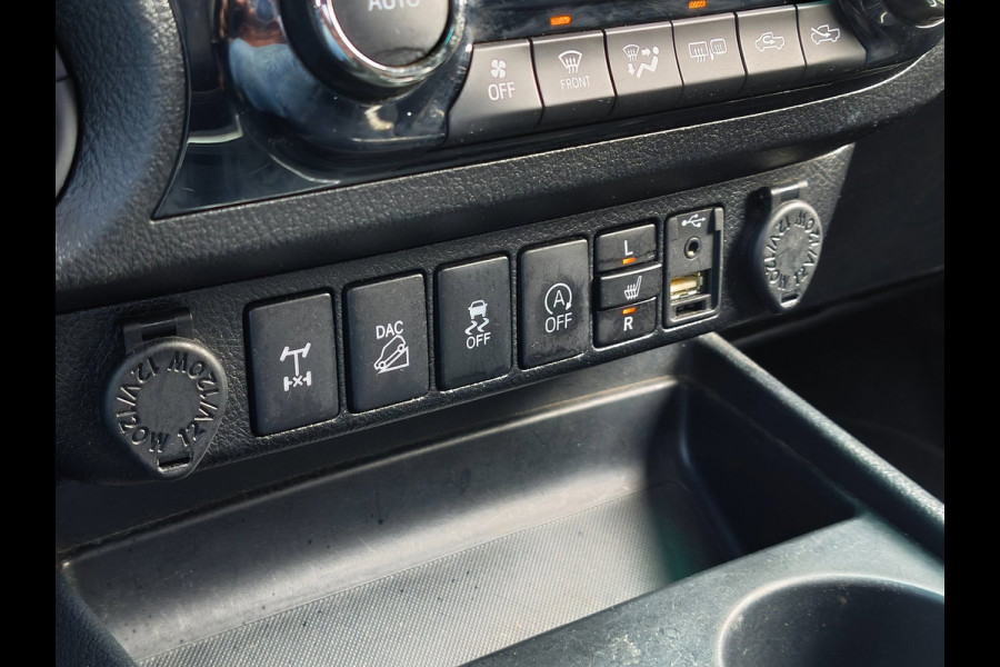 Toyota Hilux 2.4 D-4D-F DOUBLE CAB AUTOMAAT LEER 3200KG TREKHAAK CLIMATE CRUISE