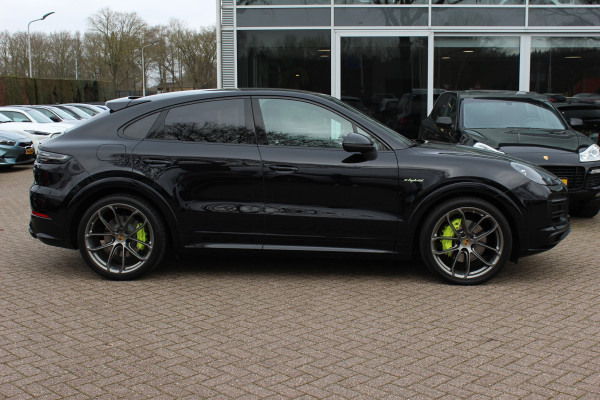 Porsche Cayenne Coupé 3.0 E-Hybrid 51.833 km! / Trekhaak / Camera / Lichtgewichtpakket / Carbon intr. / Luchtvering / 22'' / Softclose / Boxe / Sportstoelen / Sportdesign+Chrono / DAB / Stoelverwarming / Cruise Control