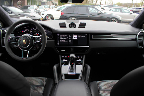 Porsche Cayenne Coupé 3.0 E-Hybrid 51.833 km! / Trekhaak / Camera / Lichtgewichtpakket / Carbon intr. / Luchtvering / 22'' / Softclose / Boxe / Sportstoelen / Sportdesign+Chrono / DAB / Stoelverwarming / Cruise Control