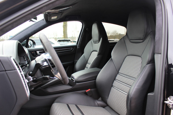 Porsche Cayenne Coupé 3.0 E-Hybrid 51.833 km! / Trekhaak / Camera / Lichtgewichtpakket / Carbon intr. / Luchtvering / 22'' / Softclose / Boxe / Sportstoelen / Sportdesign+Chrono / DAB / Stoelverwarming / Cruise Control