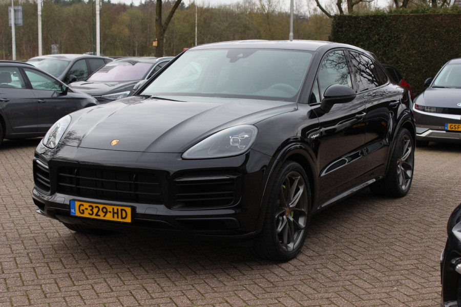 Porsche Cayenne Coupé 3.0 E-Hybrid 51.833 km! / Trekhaak / Camera / Lichtgewichtpakket / Carbon intr. / Luchtvering / 22'' / Softclose / Boxe / Sportstoelen / Sportdesign+Chrono / DAB / Stoelverwarming / Cruise Control