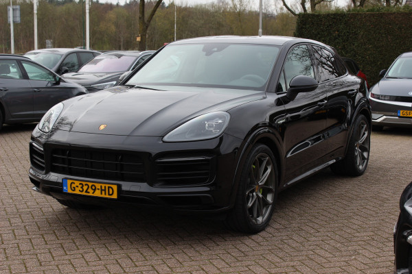 Porsche Cayenne Coupé 3.0 E-Hybrid 51.833 km! / Trekhaak / Camera / Lichtgewichtpakket / Carbon intr. / Luchtvering / 22'' / Softclose / Boxe / Sportstoelen / Sportdesign+Chrono / DAB / Stoelverwarming / Cruise Control