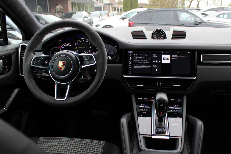 Porsche Cayenne Coupé 3.0 E-Hybrid 51.833 km! / Trekhaak / Camera / Lichtgewichtpakket / Carbon intr. / Luchtvering / 22'' / Softclose / Boxe / Sportstoelen / Sportdesign+Chrono / DAB / Stoelverwarming / Cruise Control