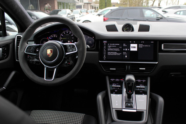 Porsche Cayenne Coupé 3.0 E-Hybrid 51.833 km! / Trekhaak / Camera / Lichtgewichtpakket / Carbon intr. / Luchtvering / 22'' / Softclose / Boxe / Sportstoelen / Sportdesign+Chrono / DAB / Stoelverwarming / Cruise Control