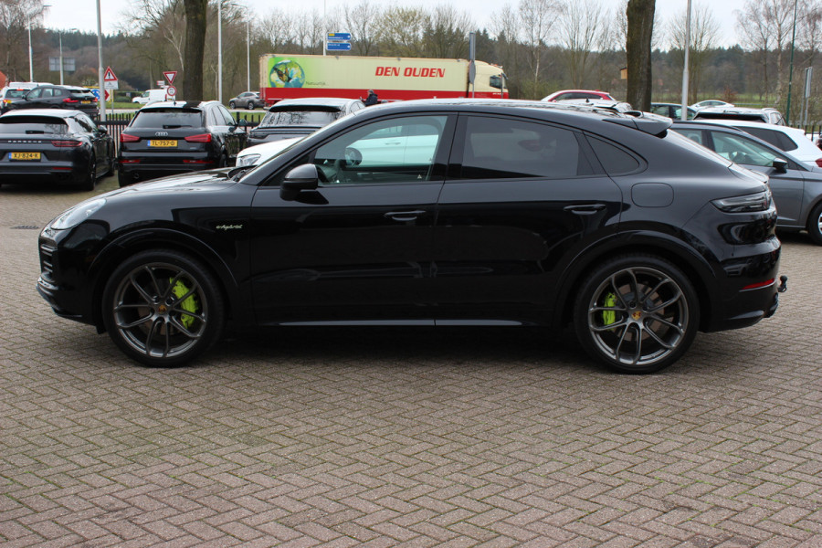 Porsche Cayenne Coupé 3.0 E-Hybrid 51.833 km! / Trekhaak / Camera / Lichtgewichtpakket / Carbon intr. / Luchtvering / 22'' / Softclose / Boxe / Sportstoelen / Sportdesign+Chrono / DAB / Stoelverwarming / Cruise Control