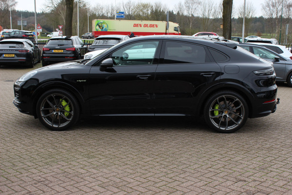 Porsche Cayenne Coupé 3.0 E-Hybrid 51.833 km! / Trekhaak / Camera / Lichtgewichtpakket / Carbon intr. / Luchtvering / 22'' / Softclose / Boxe / Sportstoelen / Sportdesign+Chrono / DAB / Stoelverwarming / Cruise Control