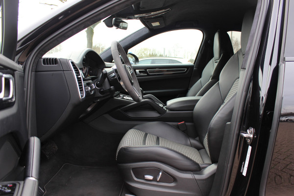 Porsche Cayenne Coupé 3.0 E-Hybrid 51.833 km! / Trekhaak / Camera / Lichtgewichtpakket / Carbon intr. / Luchtvering / 22'' / Softclose / Boxe / Sportstoelen / Sportdesign+Chrono / DAB / Stoelverwarming / Cruise Control