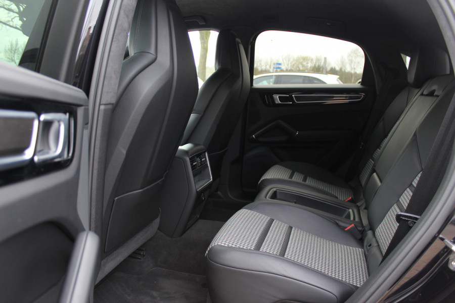 Porsche Cayenne Coupé 3.0 E-Hybrid 51.833 km! / Trekhaak / Camera / Lichtgewichtpakket / Carbon intr. / Luchtvering / 22'' / Softclose / Boxe / Sportstoelen / Sportdesign+Chrono / DAB / Stoelverwarming / Cruise Control